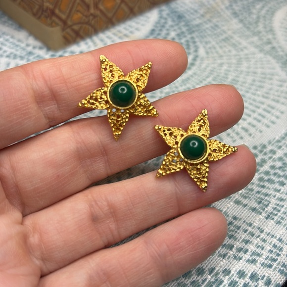 Vintage star clip-on earrings with green cabochons - Picture 5 of 5